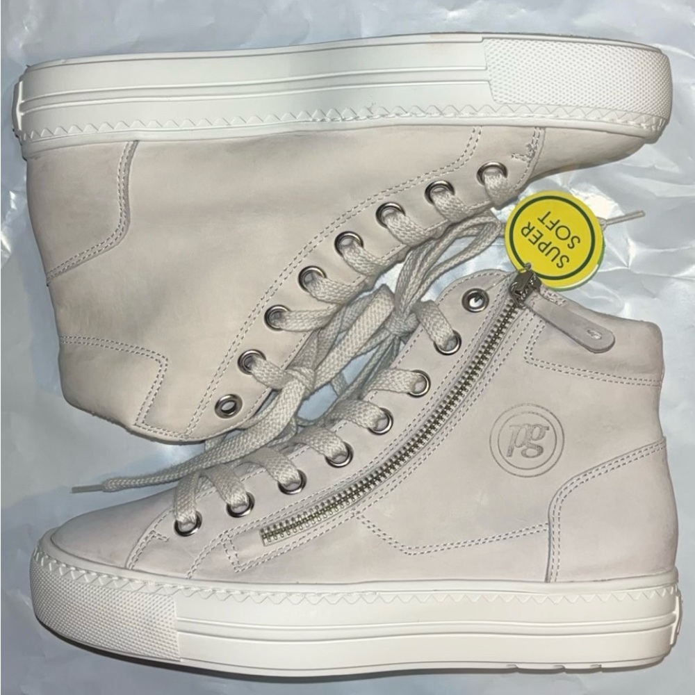 High top Sneakers. Women’s US 7 Color: off white nubuk
Never Worn, in Box.